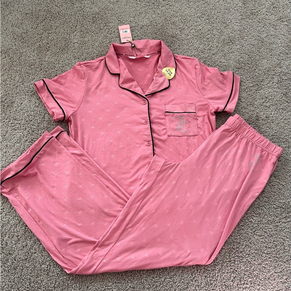 NWT Juicy Couture Pink PJ Set w Silver Studs
Trimmed in Black

Size S

NWT